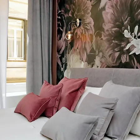 Ych-butterfly Flat Close Trevi Fountain Rome