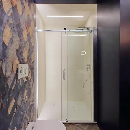 Ych-butterfly Flat Close Trevi Fountain Rome