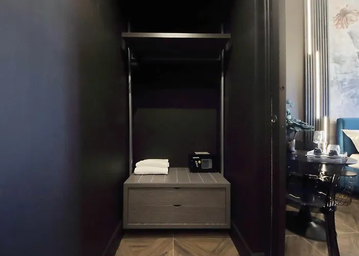 Ych-butterfly Flat Close Trevi Fountain Rome